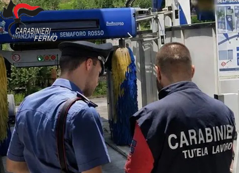 Fermo, rischio folgorazione per i lavoratori: Carabinieri sospendono un autolavaggio