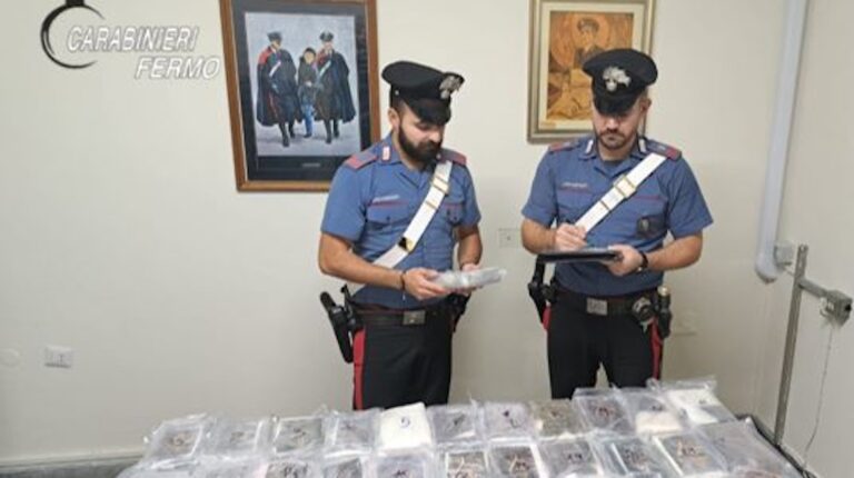 Cocaina nascosta nei borsoni in auto, blitz dei Carabinieri a Monte Urano: arrestato un uomo