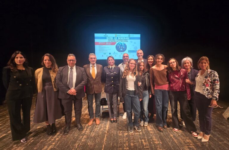 Oltre lo sguardo, 400 studenti al Teatro delle Api contro bullismo e cyberbullismo