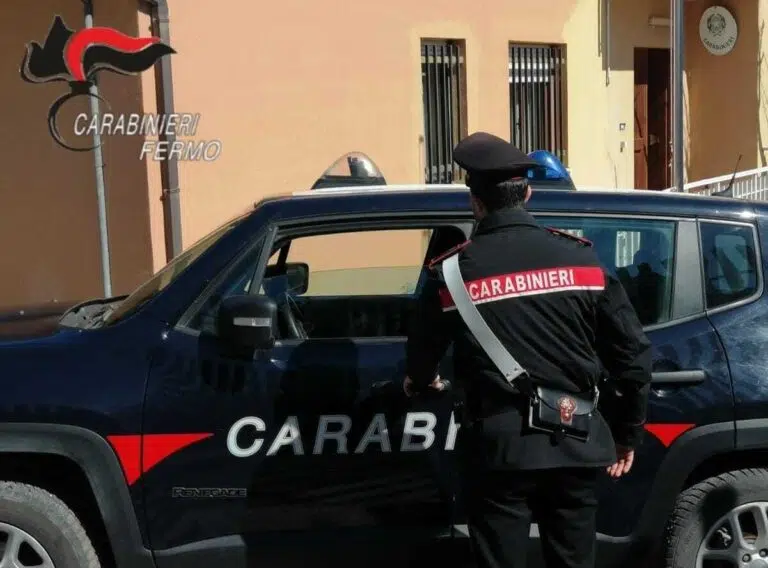 Furti e truffa dell’abbraccio nel Fermano: quattro denunciati dai Carabinieri